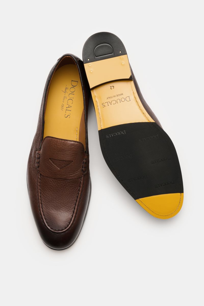 Doucal's Penny Loafer 'Daino' braun shown from above, featuring finely grained leather, narrow shape, typical penny strap, stitched toe cap, leather lining, welted construction, leather sole with rubber grip parts.