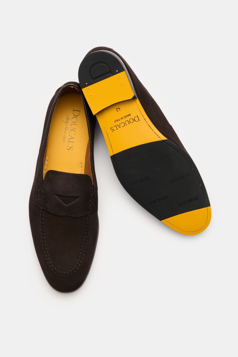 Doucal's Penny Loafer 'Visone' dunkelbraun shown from above and sole view, made of fine velour leather with penny strap, stitched toe, leather lining, and leather sole with rubber parts. Wer ein klassisches Schuhmodell sucht, liegt bei DOUCAL'S goldrichti