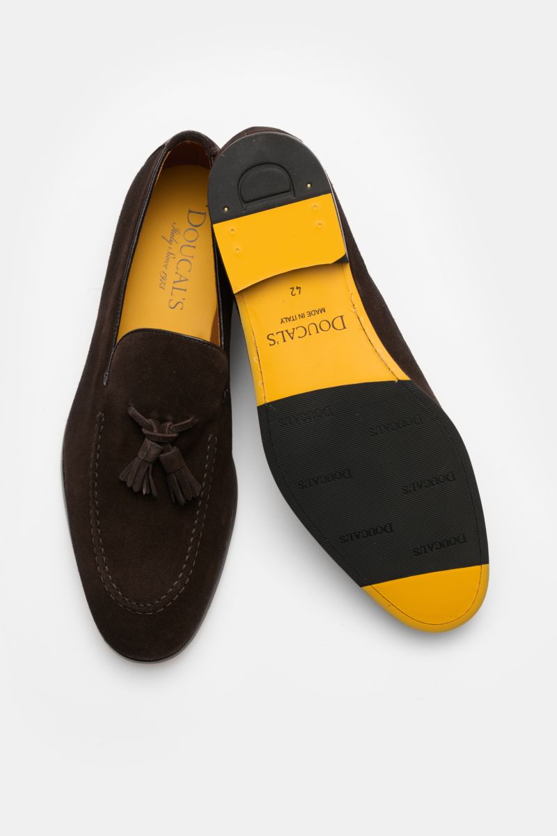 Doucal's Tassel Loafer 'Visone' dunkelbraun aus feinem Veloursleder, schmal zulaufend, mit Steppnaht und Tasseln, von oben und Sohle sichtbar.
