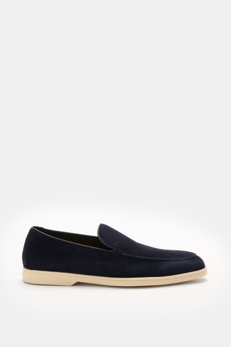Doucal's Loafer 'Reverse' navy aus feinem Veloursleder seitlich fotografiert, schmal zulaufend, Steppnaht, hellbeige Kautschuksohle.