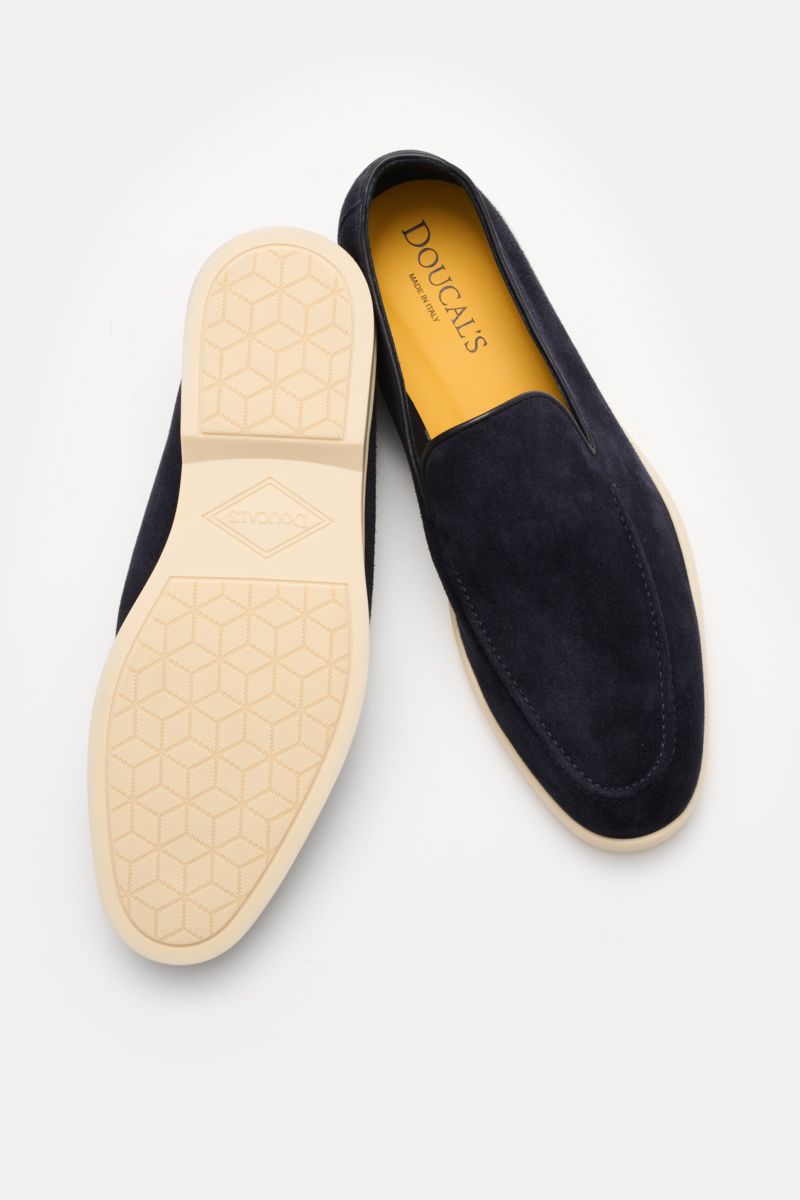 Doucal's Loafer 'Reverse' navy von oben und unten gezeigt, feines Veloursleder, schmal zulaufend, Steppnaht, ledernes Innenfutter, leichte Kautschuksohle.