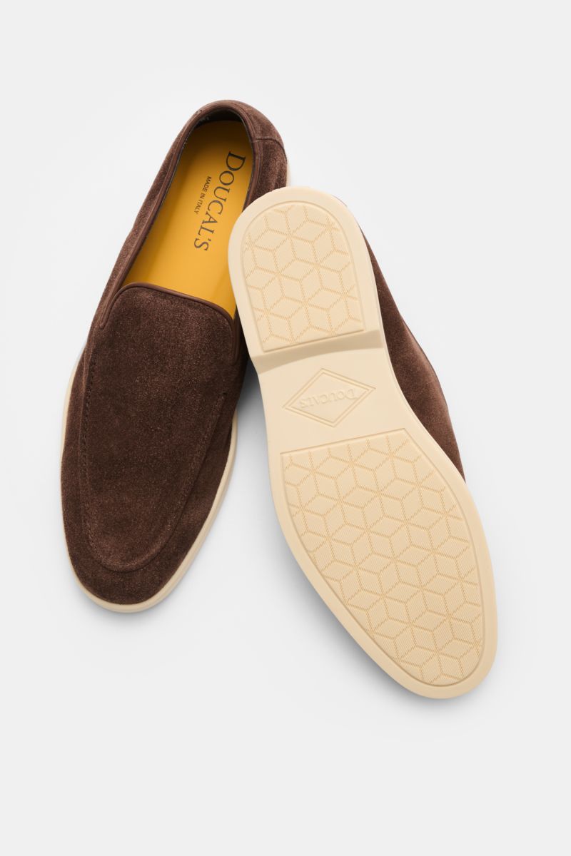 Top and sole view of Doucal's Loafer 'Reverse' braun in fine brown velour leather, slightly tapered with stitched toe cap, leather lining, and light rubber sole.