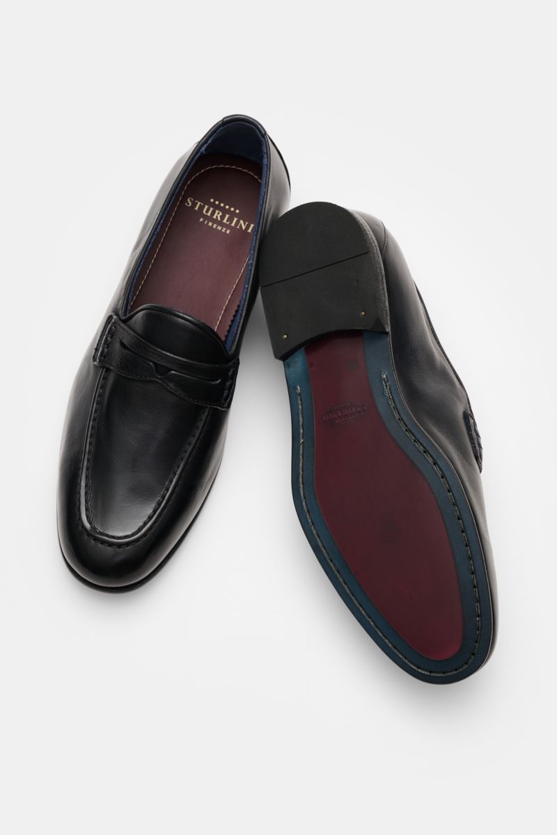 Sturlini Penny Loafer 'Bufalo' dark navy aus edlem Glattleder, Vintage-Finish, Blake-Machart, schmale Silhouette, Penny Strap, Steppnaht, Leder-Gummi-Sohle, Draufsicht.