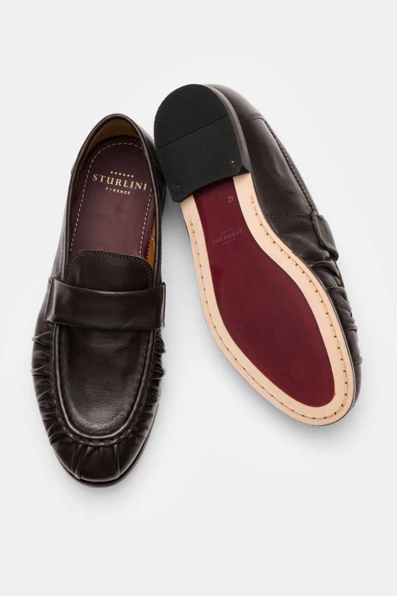 Sturlini Penny Loafer 'Salice' dunkelbraun, schmal zulaufend, aus Glattleder mit Penny-Strap, Naht, Leder-Gummi-Laufsohle, Ansicht oben und unten.