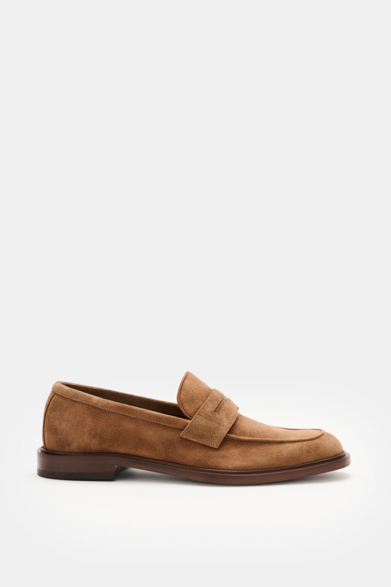 Seitliche Ansicht des Sturlini Penny Loafer 'Crosta' hellbraun aus edlem Veloursleder mit schmal zulaufender Silhouette, typischem Penny Strap, markanter Steppnaht auf der Vorderkappe und Gummi-Leder-Laufsohle.
