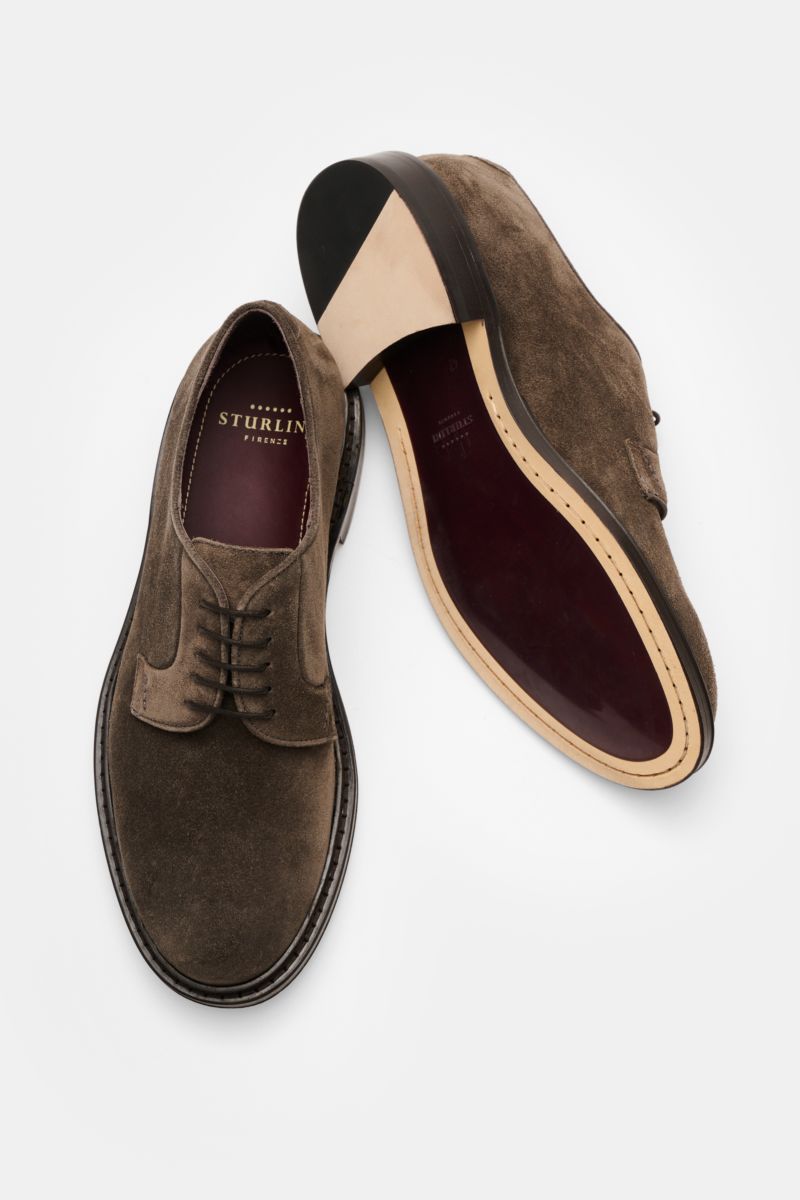 Sturlini Derby 'Softy' graubraun aus geschmeidigem Veloursleder, schmal zulaufend, offene Fünf-Loch-Schnürung, von oben und unten fotografiert.