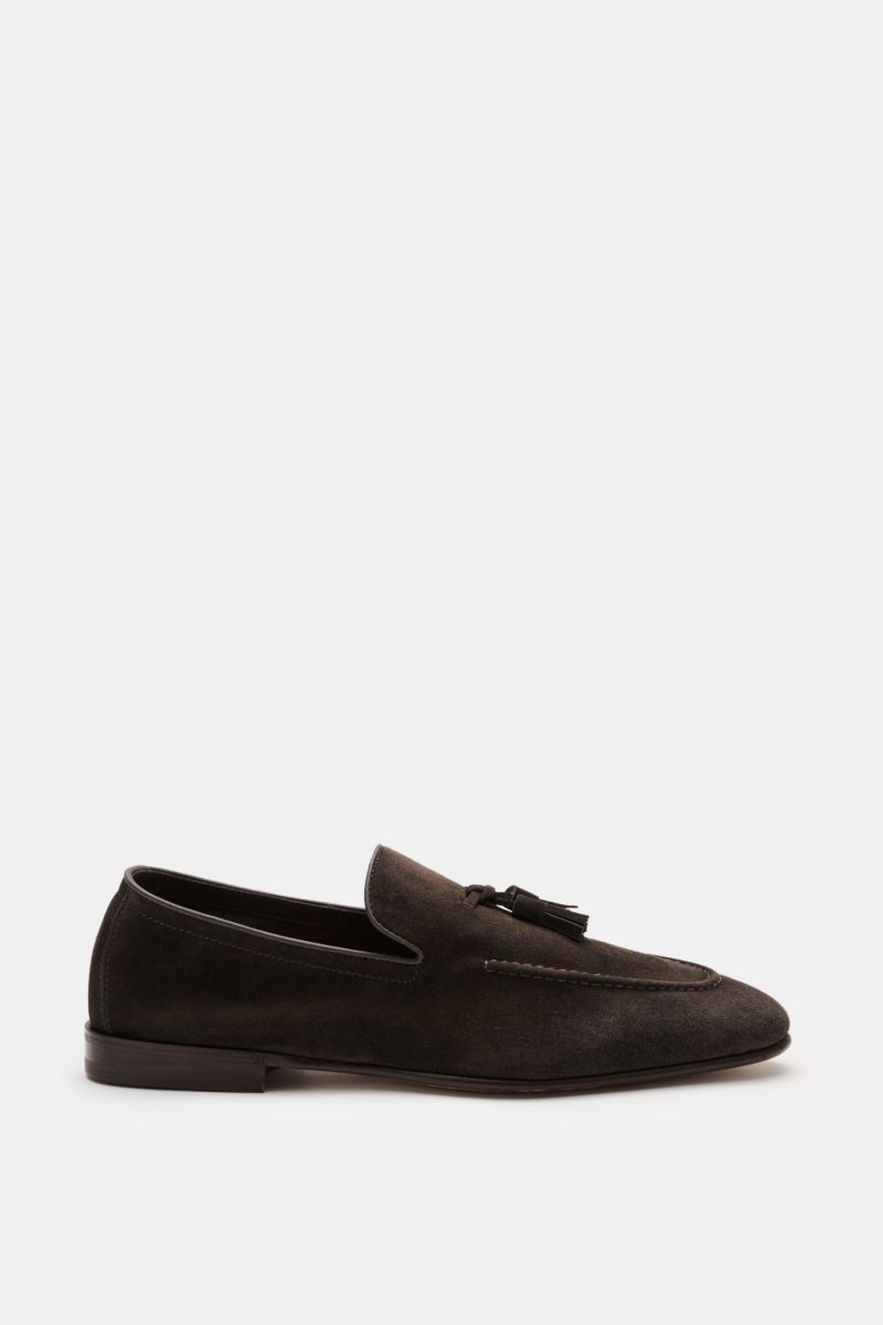 Side view of Brunello Cucinelli Tassel Loafer dunkelbraun in soft velour leather with slim silhouette, typical tassel, and leather sole.
