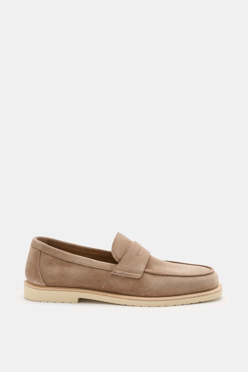 Brunello Cucinelli Penny Loafer taupe shown from the side, featuring smooth taupe suede, a classic penny strap, slim shape, lightweight unlined design, fine contrast sole edge, and rubber outsole. Ein smarter Penny Loafer von BRUNELLO CUCINELLI, der stilv