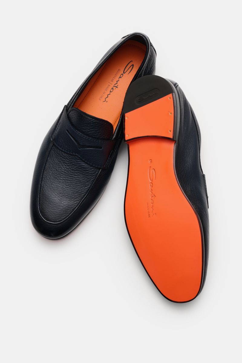 Santoni Penny Loafer 'Carlo' dark navy aus geschmeidigem Glattleder, schmal zulaufend mit Ziernaht, Penny-Strap, ledernem Innenfutter, orangefarbener Ledersohle, von oben und seitlich fotografiert.