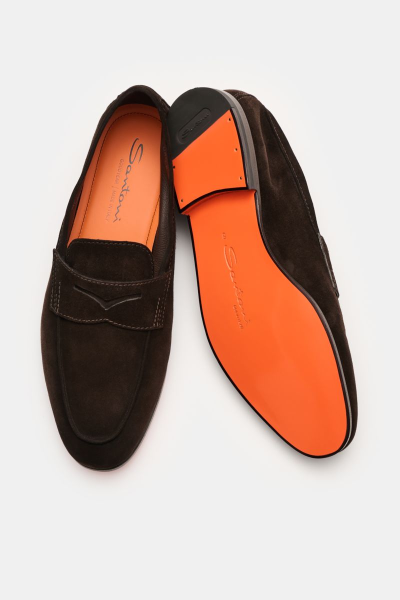 Top and sole view of Santoni Penny Loafer 'Carlo' dunkelbraun in dark brown suede with penny strap, decorative stitching, and orange leather sole.

Description: Vervollständigen Sie Ihre Sommergarderobe mit dem leichten Penny Loafer 'Carlo' von SANTONI