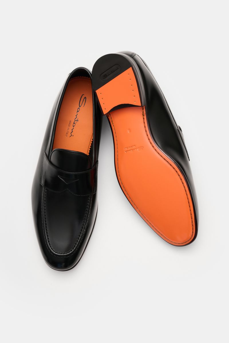 Santoni Loafer 'Carlos' schwarz aus feinem, handgefärbtem Glattleder, schmal, Penny-Strap, Steppnaht, orange Sohle, Lederinnenfutter, von oben fotografiert.