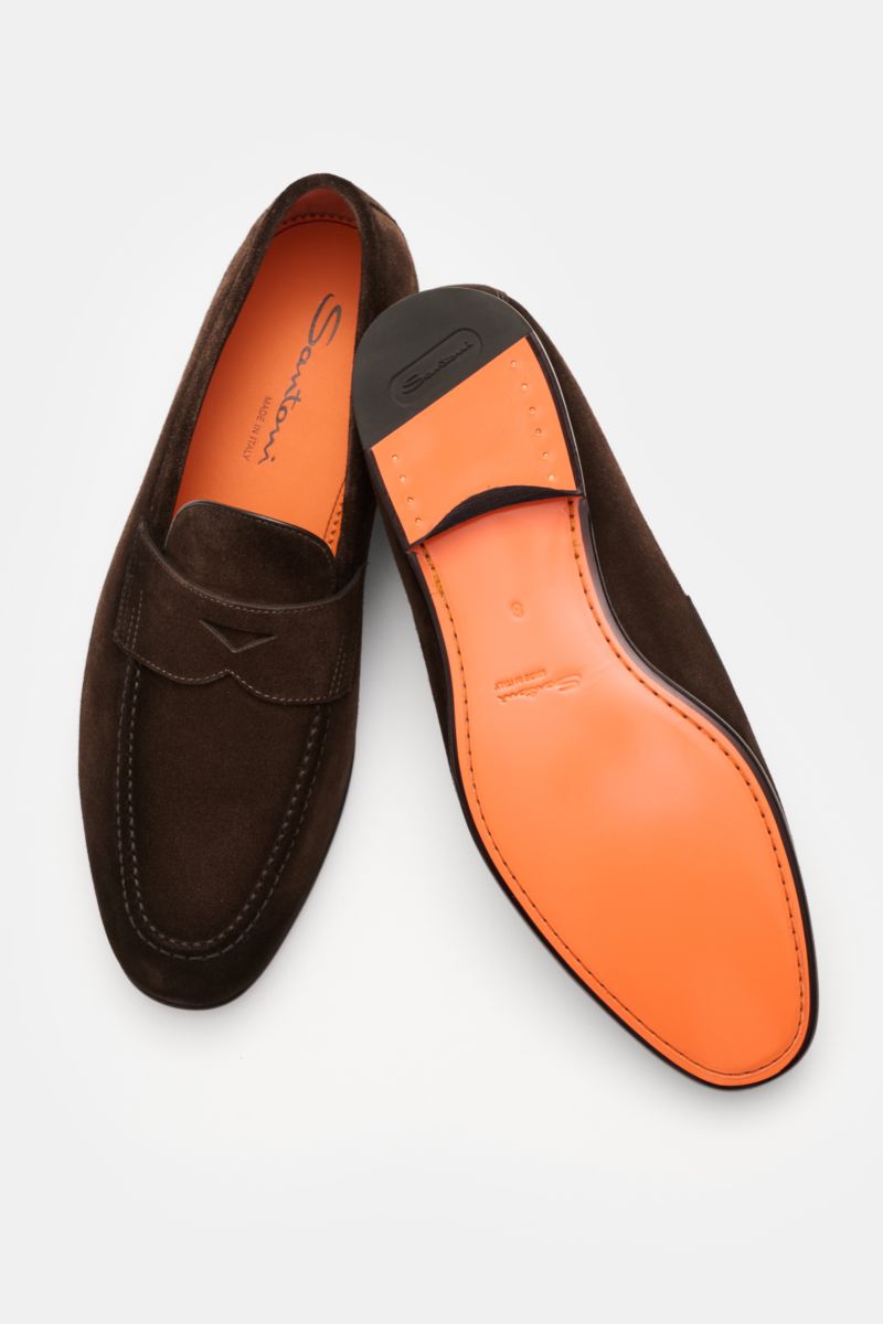 Santoni Penny Loafer 'Carlos' dunkelbraun, aus feinstem Veloursleder, handgefertigt, schmal zulaufend, mit flexibler Ledersohle und Kautschukabsatz, Ansicht von oben.
