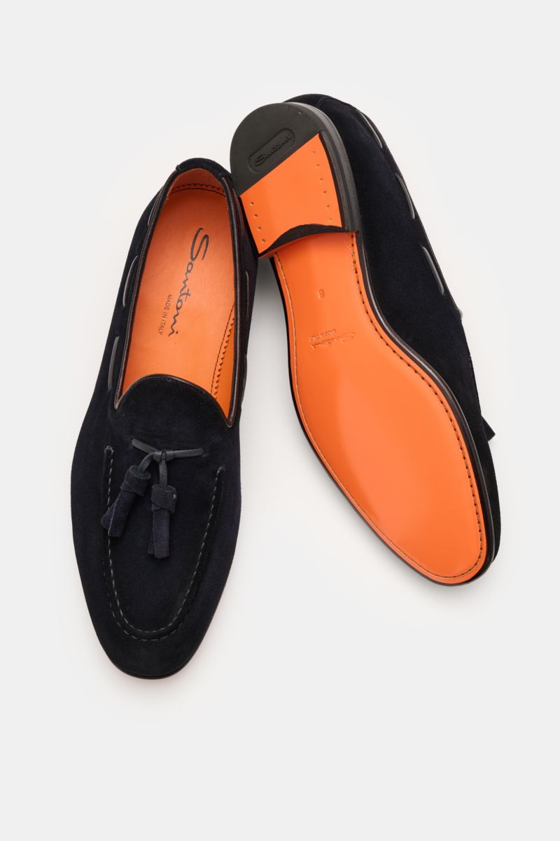 Santoni Tassel Loafer 'Carlos' navy shown from above and bottom, made of soft navy veloursleder, slim silhouette, Goodyear-welted, decorative stitch on toe cap, typical tassel, leather lining, ultra-flexible leather sole, rubber heel reinforcement.