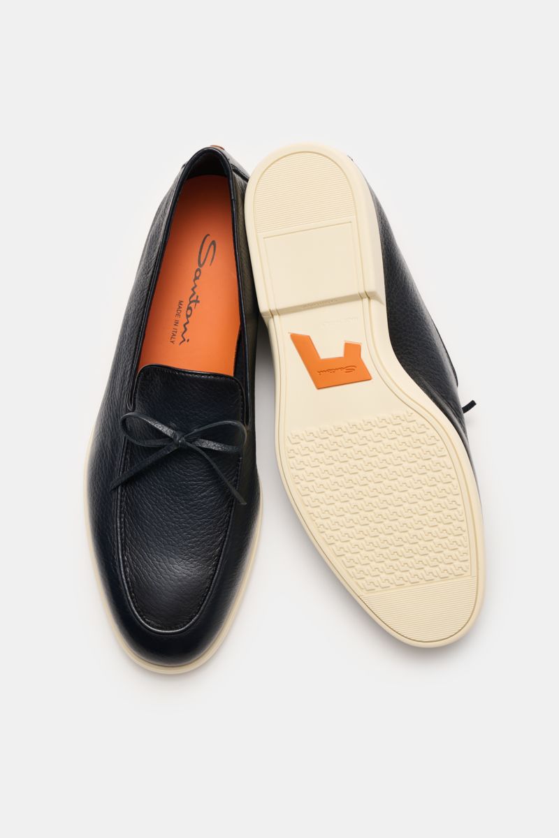 Santoni Loafer 'Malibu' dark navy aus geschmeidigem Leder mit Zierschleife, schmaler Silhouette, heller Kautschuksohle, von oben fotografiert.