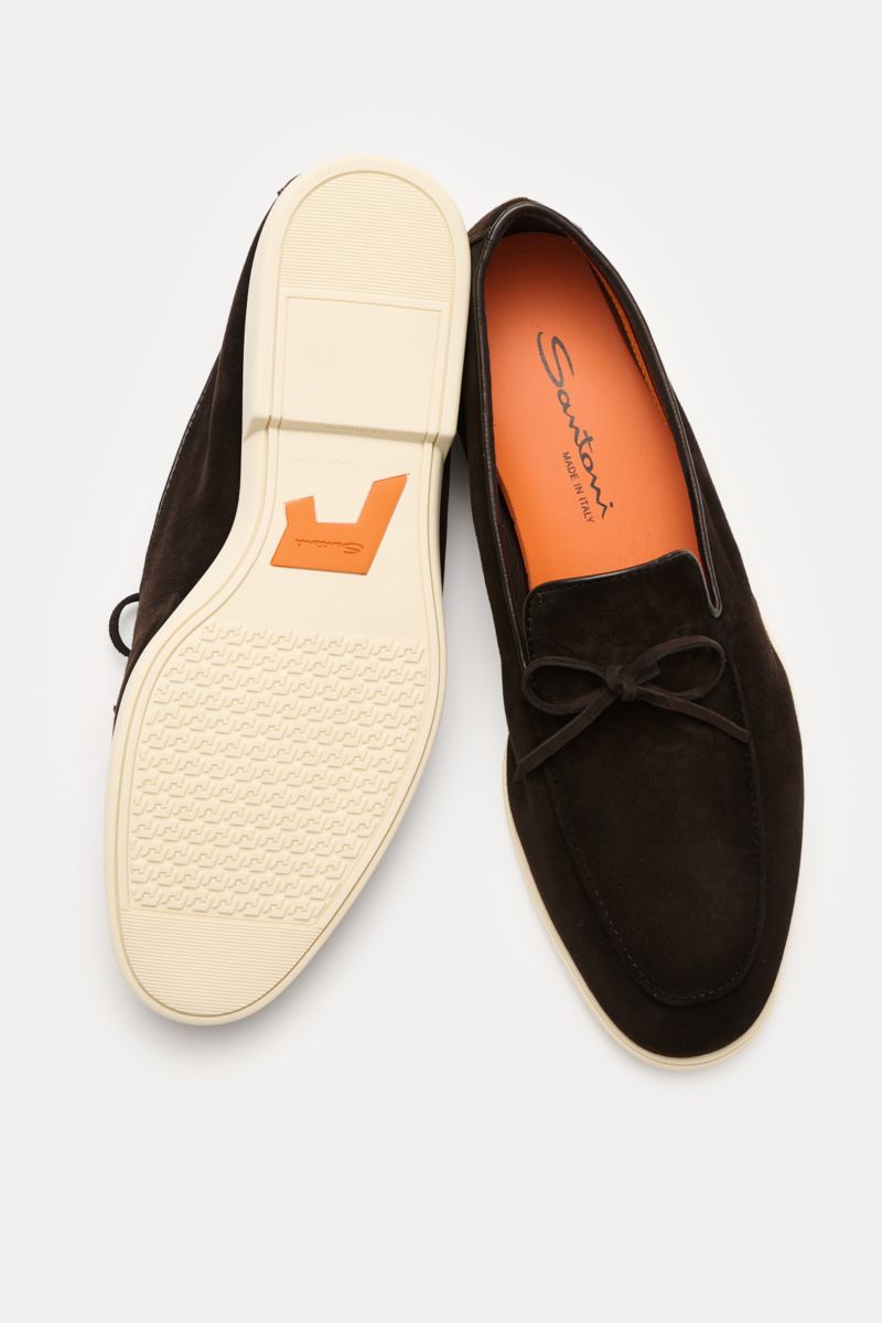 Santoni Loafer 'Malibu' dunkelbraun aus Veloursleder, schmal zulaufend mit Zierschleife, Ziernaht, Lederfutter, flexible Kautschuksohle, von oben fotografiert.