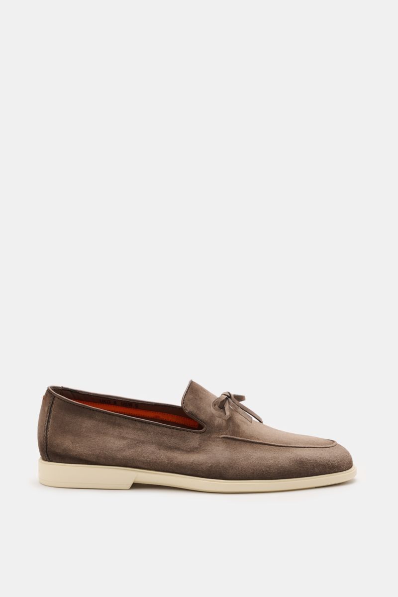 Santoni Loafer 'Malibu' taupe shown from the side, made of soft suede with a slim silhouette, subtle color gradient, decorative bow, stitching on the toe cap, leather lining, and a light, flexible rubber sole for comfort and modern style.