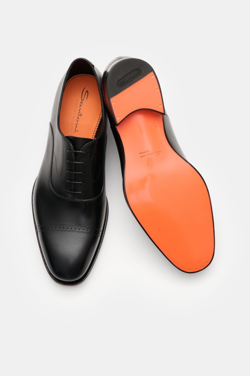 Santoni Oxford 'Adrian' schwarz aus hochwertigem Glattleder, schmal zulaufend, Goodyear-welted, mit Lederlaufsohle und Kautschukabsatz, Front- und Sohlenansicht.