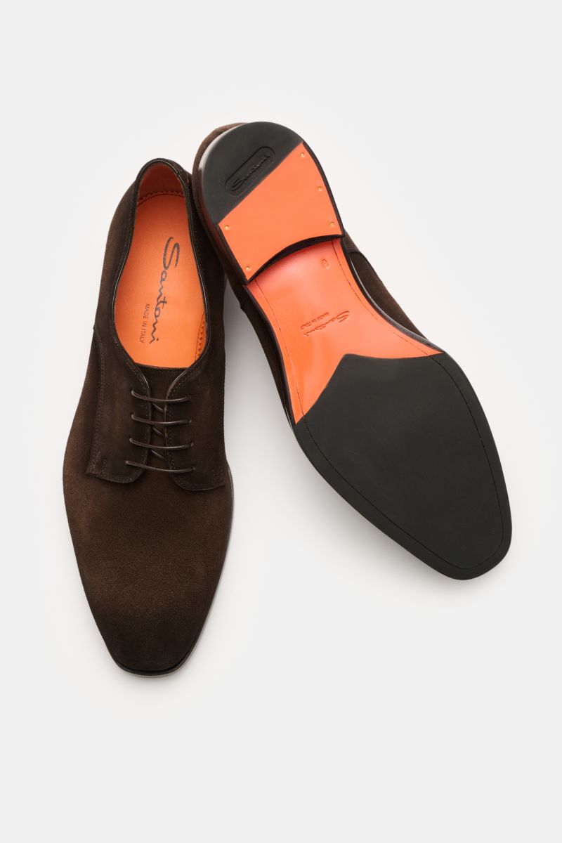 Top-down view of Santoni Derby 'Adrian' dunkelbraun in smooth brown suede with narrow silhouette, open four-eyelet lacing, leather lining, Blake construction, rubber sole, and reinforced heel.  
Er ist essenziell für einen abgerundeten Office-Look: Der