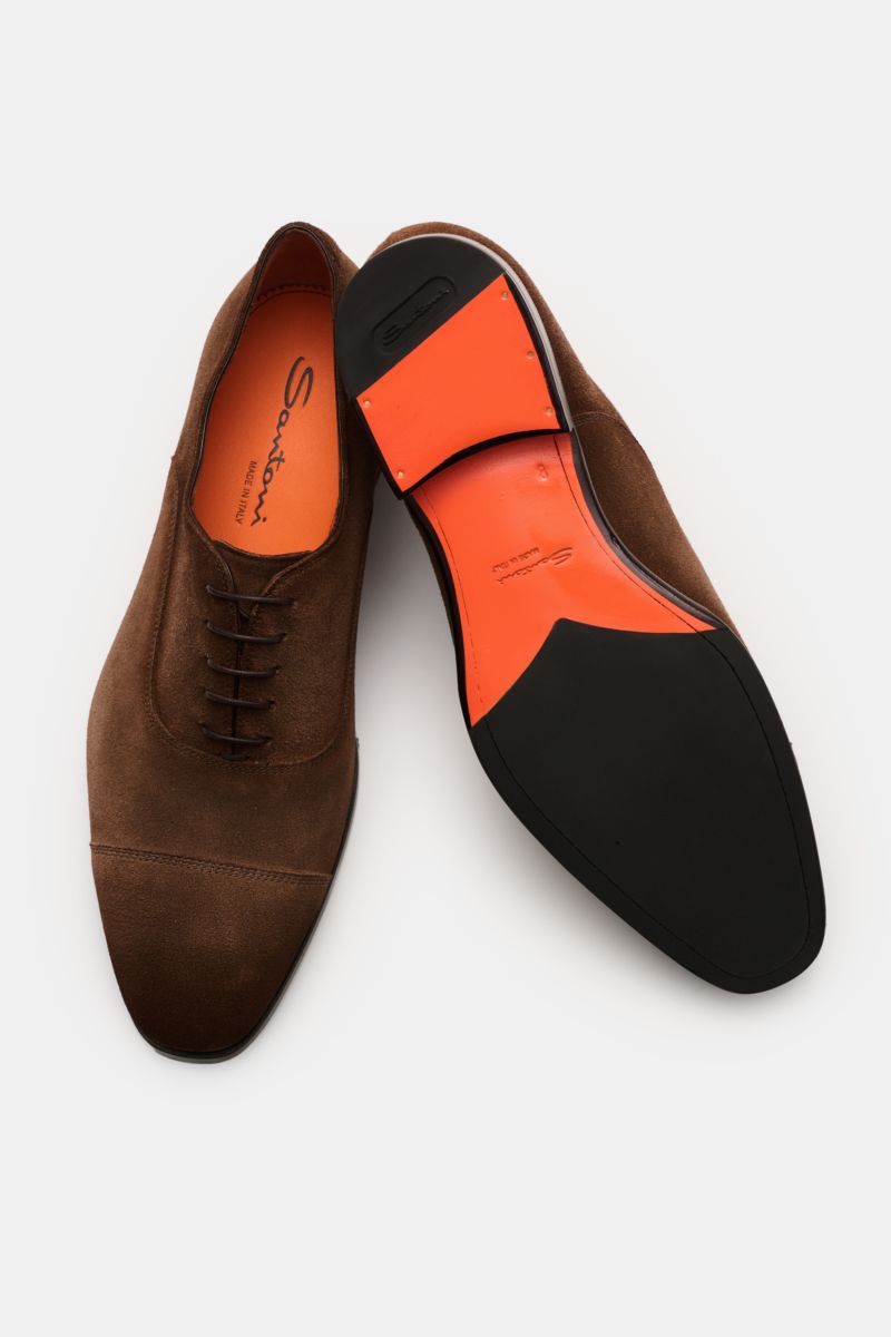 Top view of elegant Santoni Oxford 'Adrian' braun shoes in brown velour leather, showing closed five-eyelet lacing, cap toe, and leather-rubber sole.