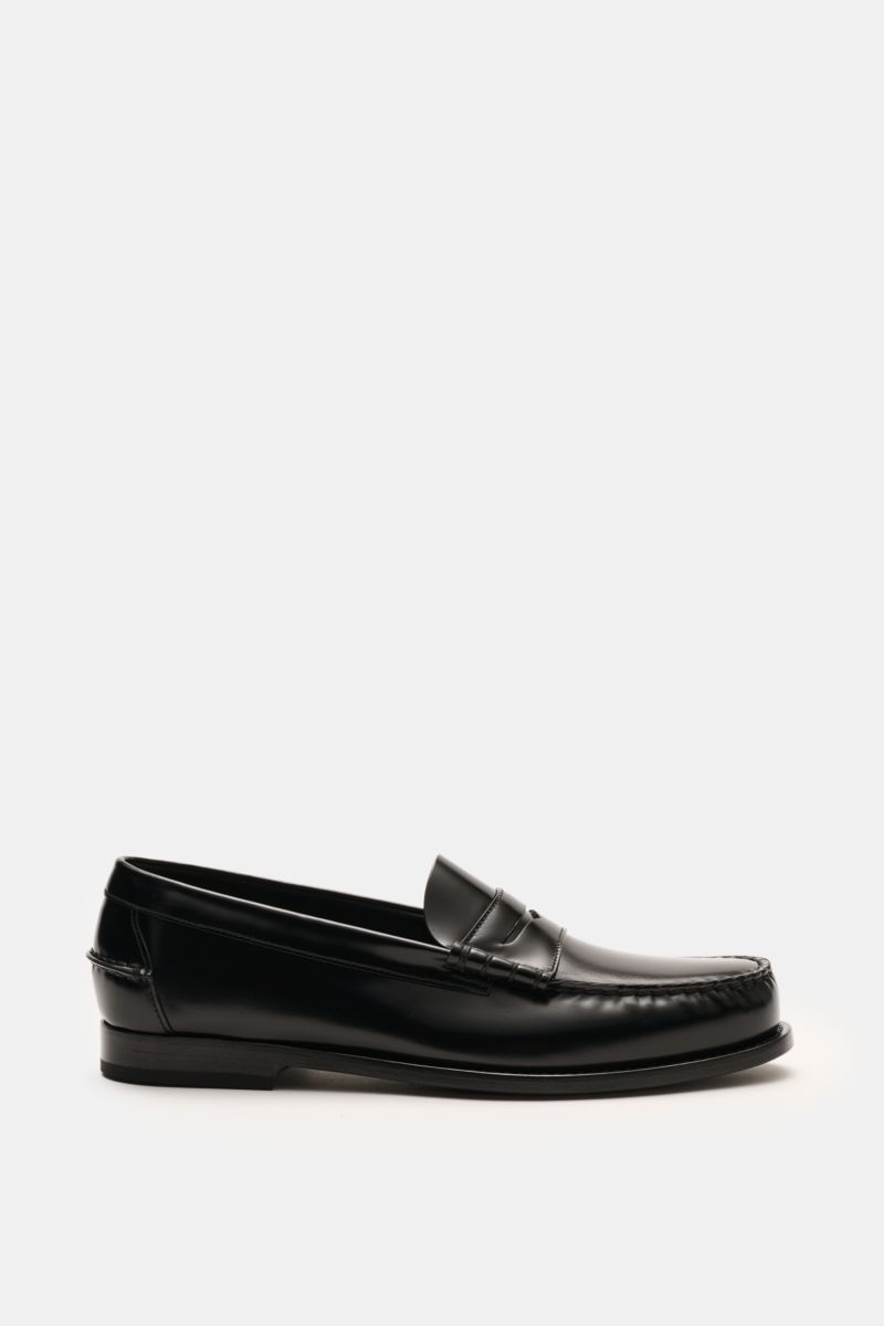 Side view of Church's Penny Loafer 'Rowley' schwarz in polished black smooth leather with decorative stitching, Goodyear welted, slim silhouette, typical penny strap, leather lining, leather sole, and rubber-reinforced heel, perfect for stylish British lo
