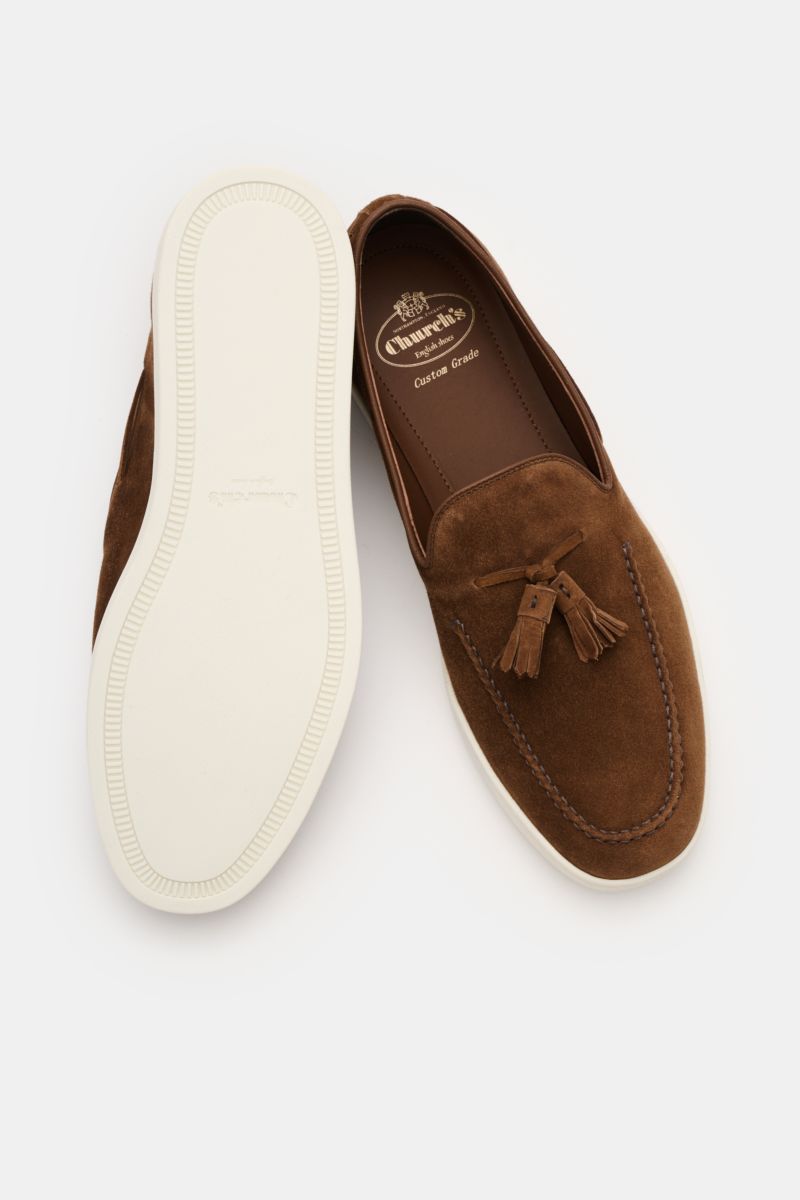 Church's Loafer 'Ripley' braun in a top-down view, showing one shoe sole up and the other displaying smooth brown velour leather, narrow silhouette, tassels, leather lining, and flexible white rubber sole.