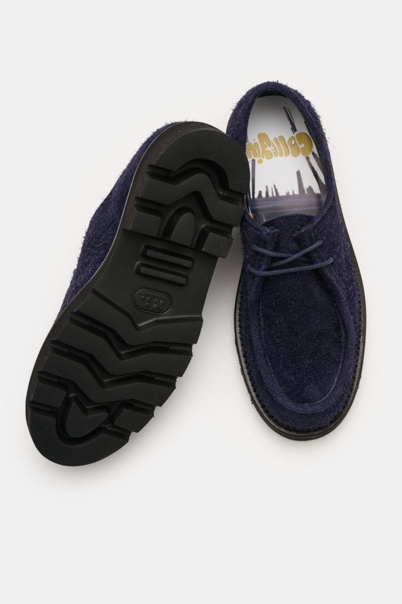 Collegium Derby 'Pillar Moc-Toe' navy shoes shown from top and sole views, with smooth navy velour leather, slim silhouette, open two-eyelet lacing, decorative cap stitching, leather lining, and profiled rubber outsole. Eyecatcher for transitional seasons