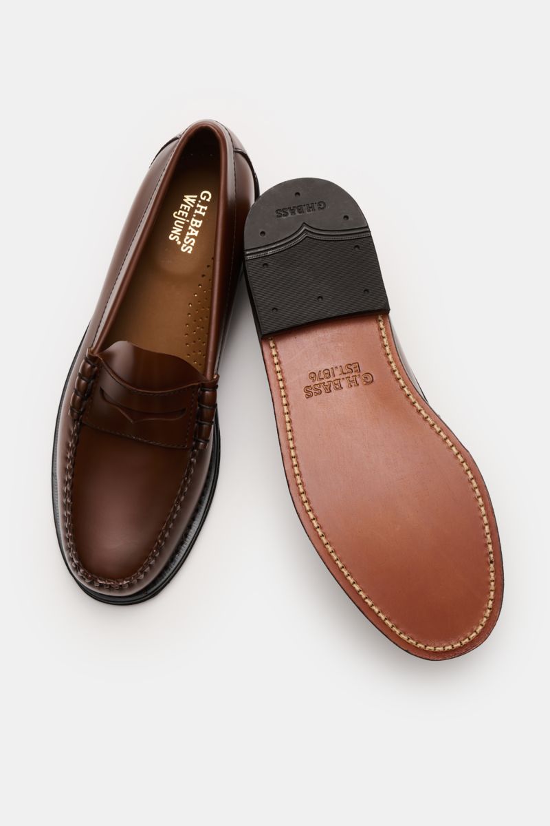 G.H.Bass Penny Loafer 'Weejuns Larson' braun, edles Glattleder, Penny Strap, Zierschnürung, ledernes Innenfutter, Ansicht von oben mit Schuhsohle sichtbar.