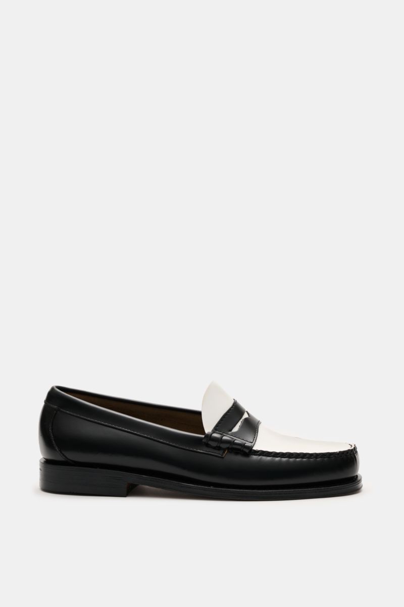 Side view of G.H.Bass Penny Loafer 'Weejuns Larson' schwarz/weiß in black and white, crafted from smooth leather with a penny strap, sewn construction, and leather sole.

Description: Schuhe, die Geschichte schrieben: Der Penny Loafer 'Weejuns Larson' 