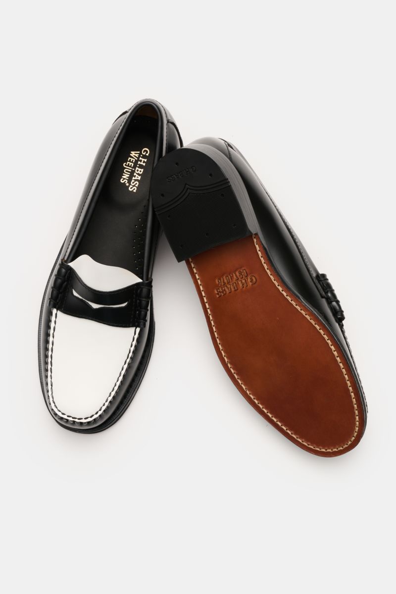 G.H.Bass Penny Loafer 'Weejuns Larson' schwarz/weiß shown from above, featuring edles Glattleder, durchgenähte Machart, leicht schmal zulaufende Silhouette, typischer Penny Strap, umlaufende Zierschnürung, ledernes Innenfutter, komfortables Fußbett, Laufs
