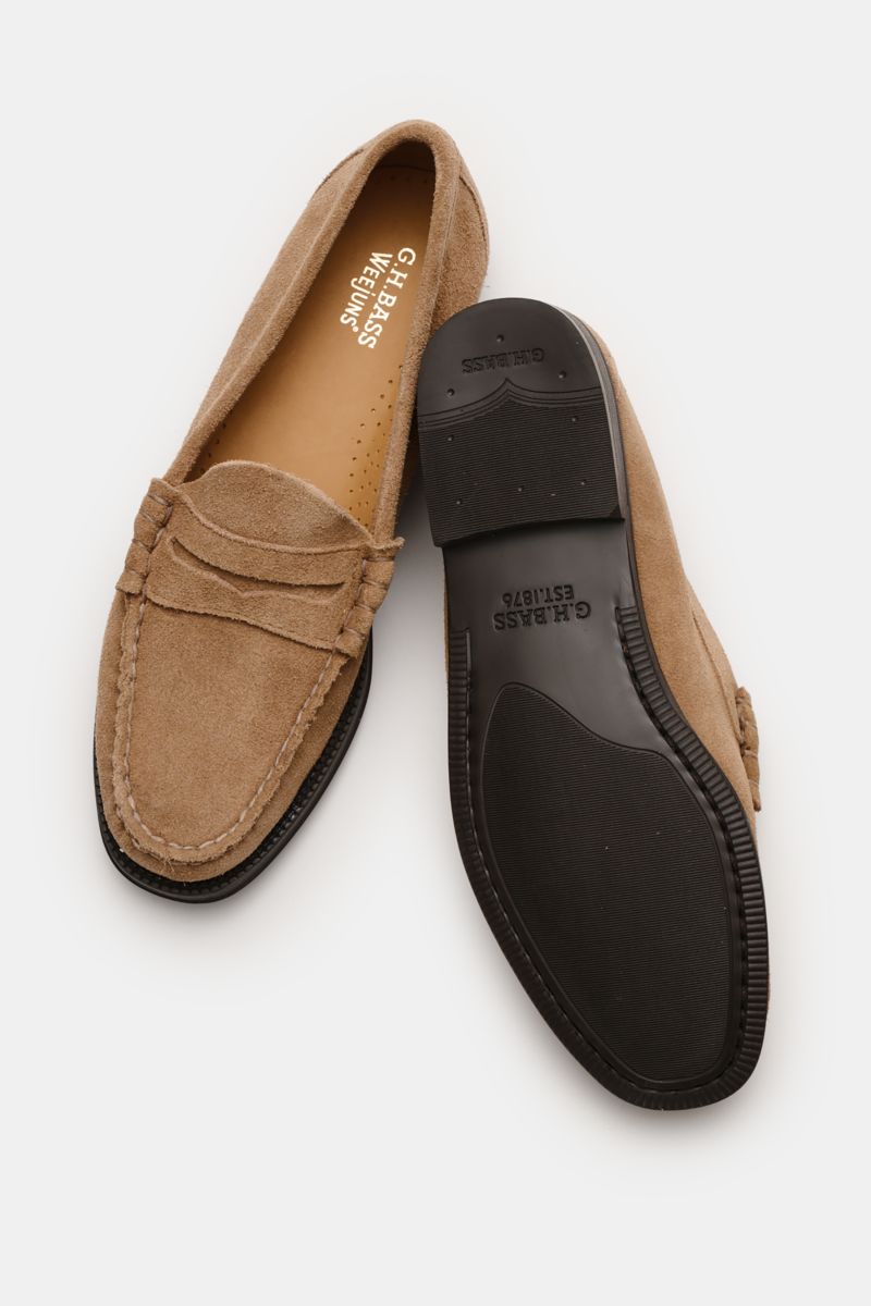 G.H.Bass Penny Loafer 'Easy Weejuns Larson' beige shown from top and sole view, made of soft velour leather with penny strap and rubber sole, featuring leather lining and comfortable footbed. Nicht nur bei den Stars beliebt: Der Penny Loafer 'Easy Weejuns
