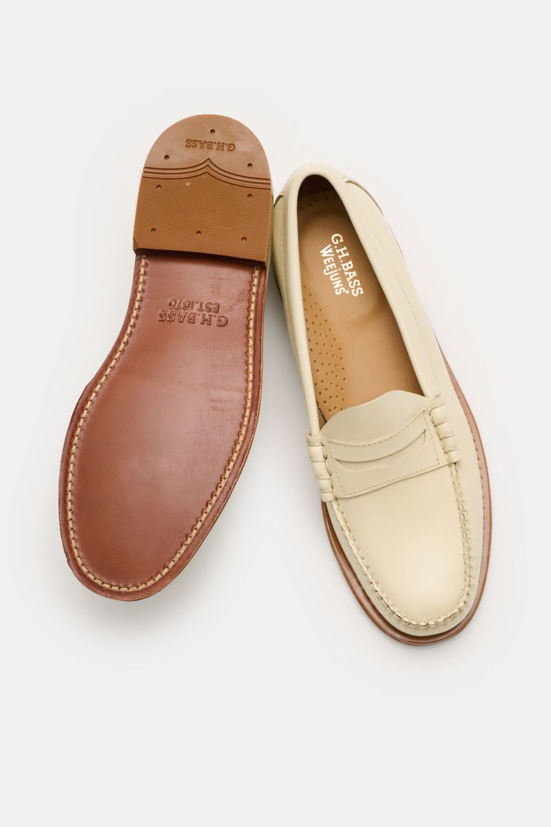 G.H.Bass Penny Loafer 'Weejuns Larson' creme shown from top and sole view, featuring smooth leather, penny strap, and leather sole. Schuhe, die Geschichte schrieben: Der Penny Loafer 'Weejuns Larson' von G.H. BASS wurde schon von vielen Stars getragen 