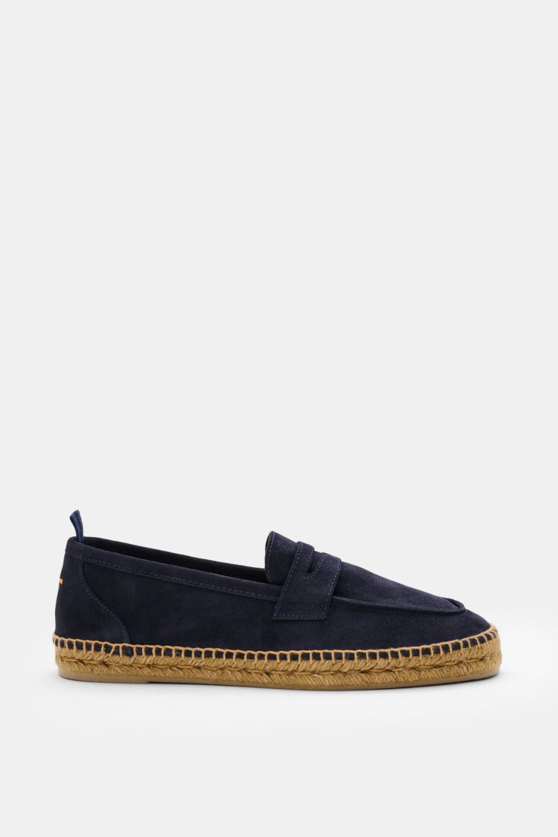 Side view of Castañer Espadrilles 'Nacho T' navy in soft navy veloursleder with jute-wrapped vulcanized rubber sole, penny strap, decorative front seam, back stitching, and pull loop.

Description: Die Espadrilles 'Nacho' von CASTAÑER aus Veloursleder 