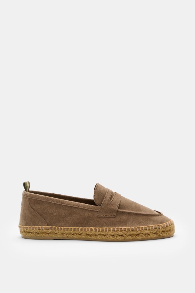 Side view of Castañer Espadrilles 'Nacho T' taupe made of soft velour leather, featuring a penny strap, decorative stitching, jute trim, and flexible rubber sole.