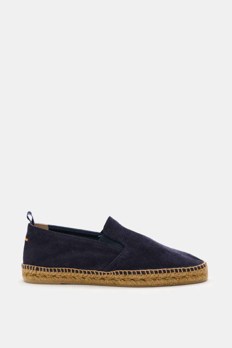 Side view of Castañer Espadrilles 'Joel' navy in soft velours leather with jute-wrapped vulcanized rubber sole, elastic side inserts, pull loop, and decorative back stitching. Legerer Klassiker: Mit diesen Espadrilles aus Leinen von CASTAÑER mit vulkanisi