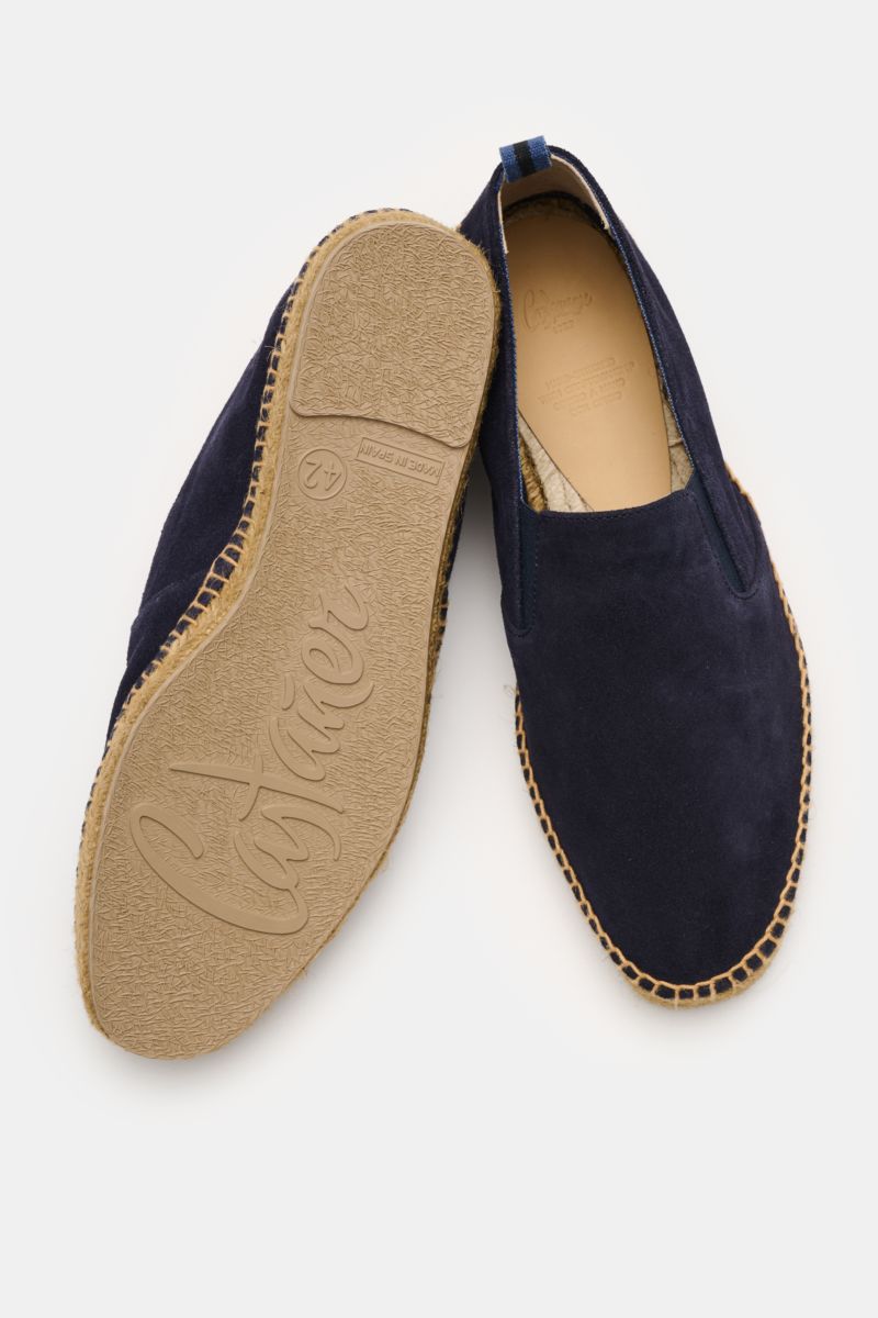 Top and sole view of Castañer Espadrilles 'Joel' navy, a casual classic with soft navy veloursleder linen upper, jute-trimmed vulcanized rubber sole, side elastic inserts, pull loop, decorative back stitching, and slightly tapered shape. Legerer Klassi