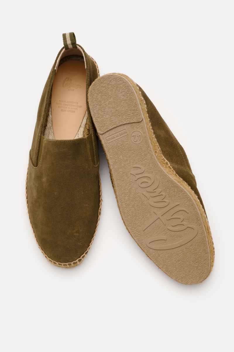 Castañer Espadrilles 'Joel' oliv shown from top and side views, casual classic with olive suede, jute trim, vulcanized rubber sole, elastic sides, pull loop, soft grip, narrow fit, decorative back stitching. Legerer Klassiker: Mit diesen Espadrilles aus L