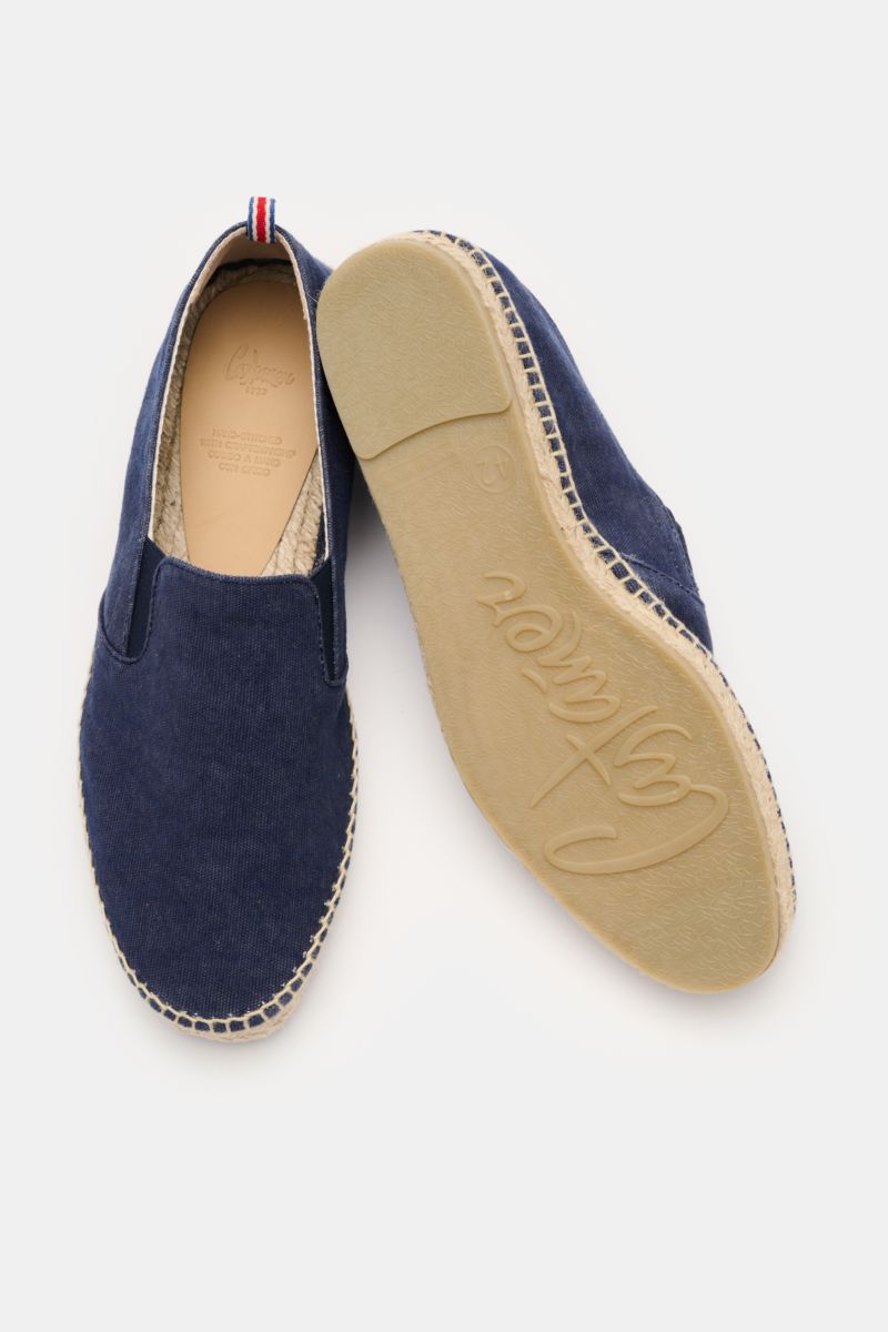 Top and sole view of Castañer Espadrilles 'Joel' navy in canvas with jute trim, elastic sides, decorative stitching, and rubber sole.

Description: Die Espadrilles 'Joel' von CASTAÑER aus Canvas verbinden gekonnt die markentypische vulkanisierte Gummis