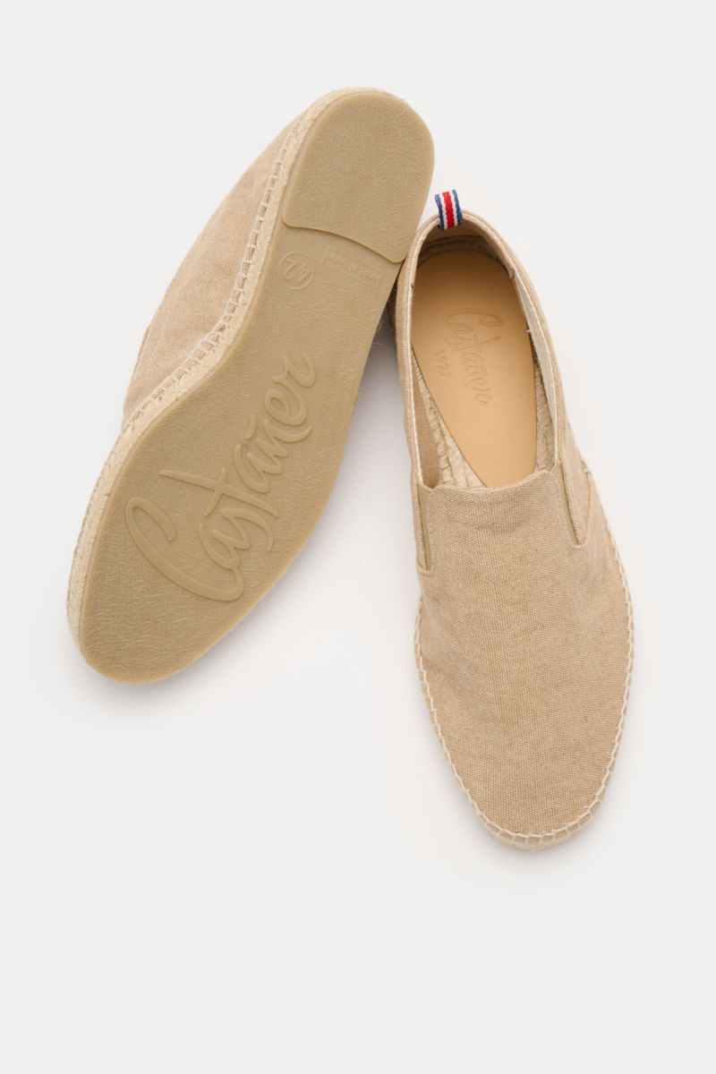 Top view of Castañer Espadrilles 'Joel' beige with canvas upper, jute trim, elastic sides, decorative back stitching, pull tab, and flexible rubber sole.

Description: Die Espadrilles 'Joel' von CASTAÑER aus Canvas verbinden gekonnt die markentypische 
