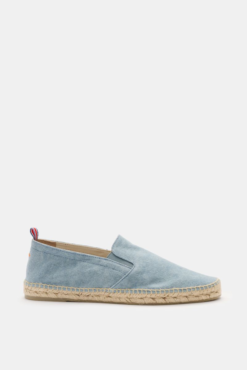 Side view of Castañer Espadrilles 'Joel' rauchblau in light blue cotton canvas with jute trim and flexible rubber sole.

Description:
Die Espadrilles 'Joel' von CASTAÑER aus Canvas verbinden gekonnt die markentypische vulkanisierte Gummisohle mit Jute-