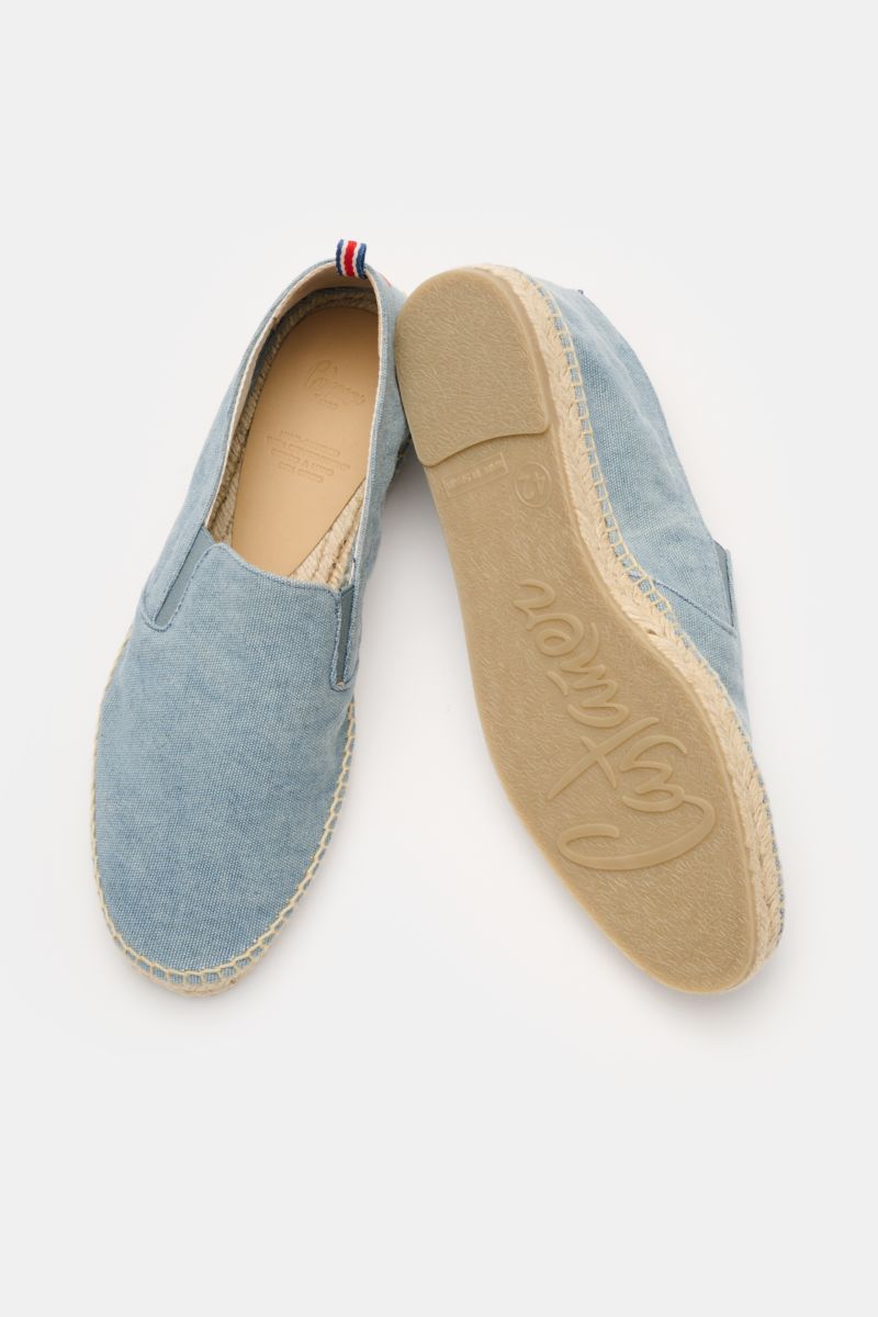 Top and sole view of Castañer Espadrilles 'Joel' rauchblau in light blue canvas with jute trim and flexible rubber sole.

Description: Die Espadrilles 'Joel' von CASTAÑER aus Canvas verbinden gekonnt die markentypische vulkanisierte Gummisohle mit Jute