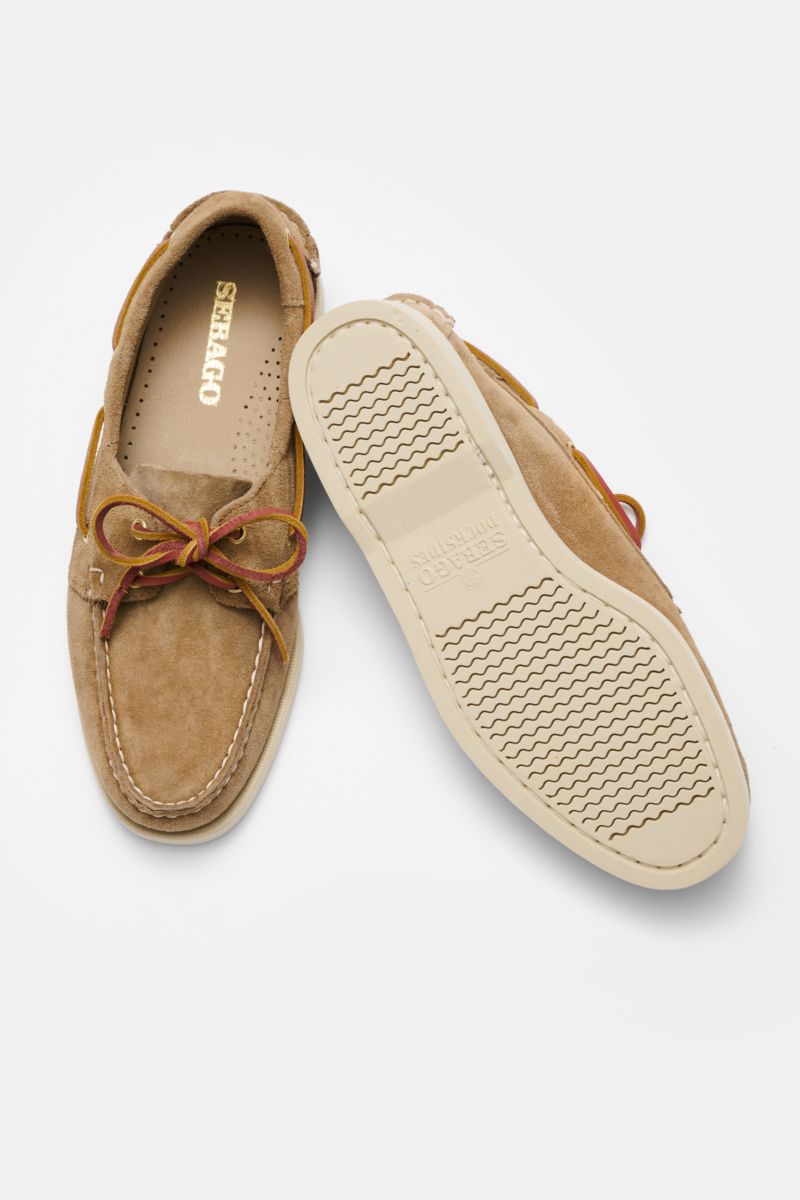 Sebago Loafer 'Portland Artisan' taupe aus Veloursleder, seitliche Draufsicht, flexible Gummisohle, ledernes Innenfutter, Ziernaht, Schnürung.