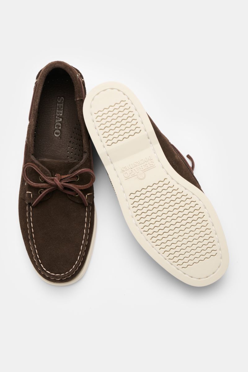 Sebago Loafer 'Portland' braun, aus geschmeidigem Veloursleder, schmal zulaufend, mit Ziernaht, Lederband und Gummisohle, Draufsicht.