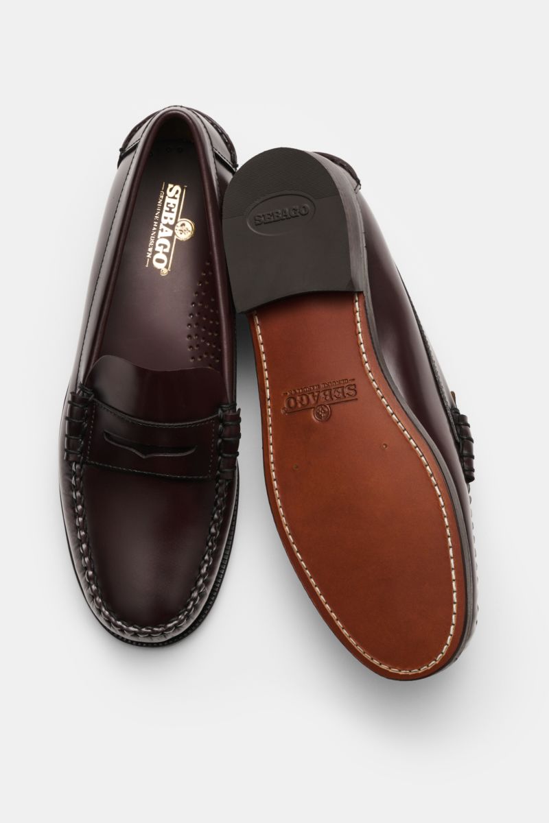 Sebago Penny Loafer 'Classic Dan' bordeaux, von oben und unten fotografiert, aus fein genarbtem Leder mit Penny Strap, Blake-Verarbeitung, lederner Laufsohle und Kautschukabsatz.