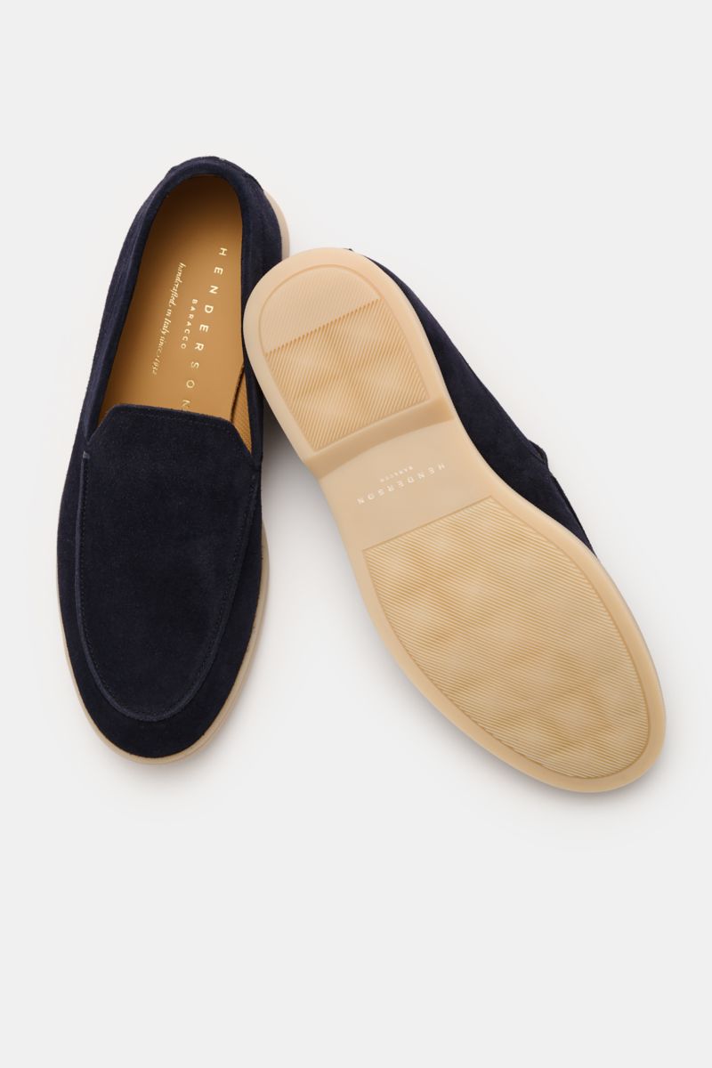 Henderson Loafer 'Panarea' navy, von oben und seitlich fotografiert, aus geschmeidigem Veloursleder mit flexibler Gummisohle.