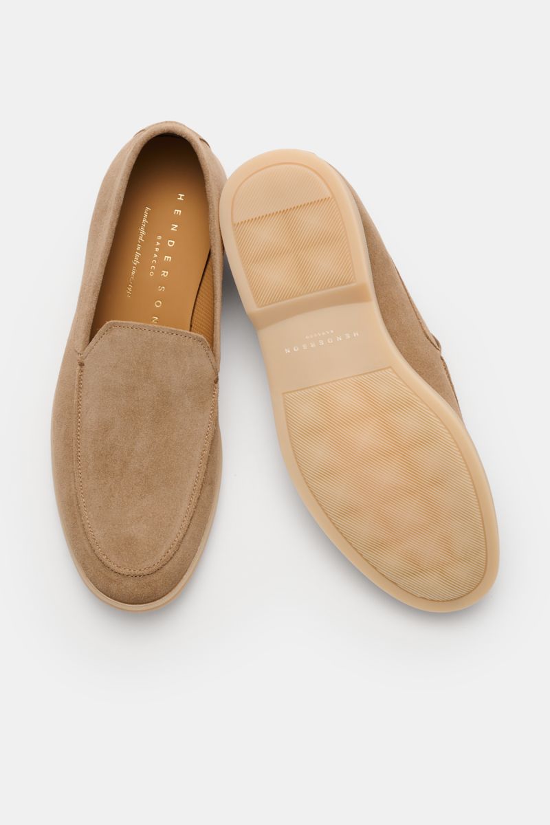 Henderson Loafer 'Panarea' sand aus geschmeidigem Veloursleder, schmal zulaufend, perforiertes Innenfutter, flexible Gummisohle, Logo-Stitching. Ansicht von oben und Sohle.