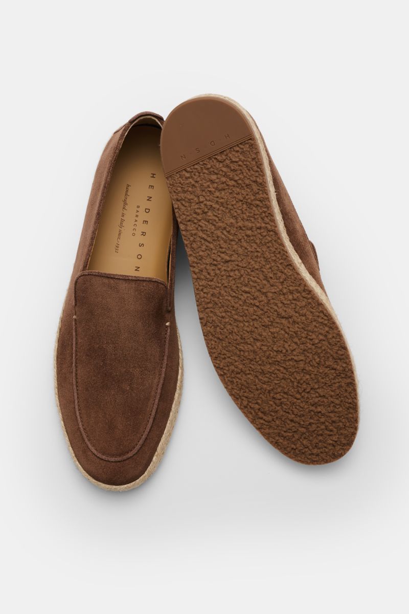 Henderson Espadrilles 'Palau' braun shown from top and sole view, made of soft suede leather with decorative stitching, jute trim, flexible rubber sole.