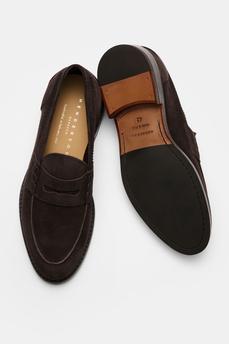 Henderson Penny Loafer 'Grezzo' dunkelbraun shown from top and sole view, sleek Veloursleder, penny strap, Goodyear-welted, leather sole, rubber-reinforced heel.
