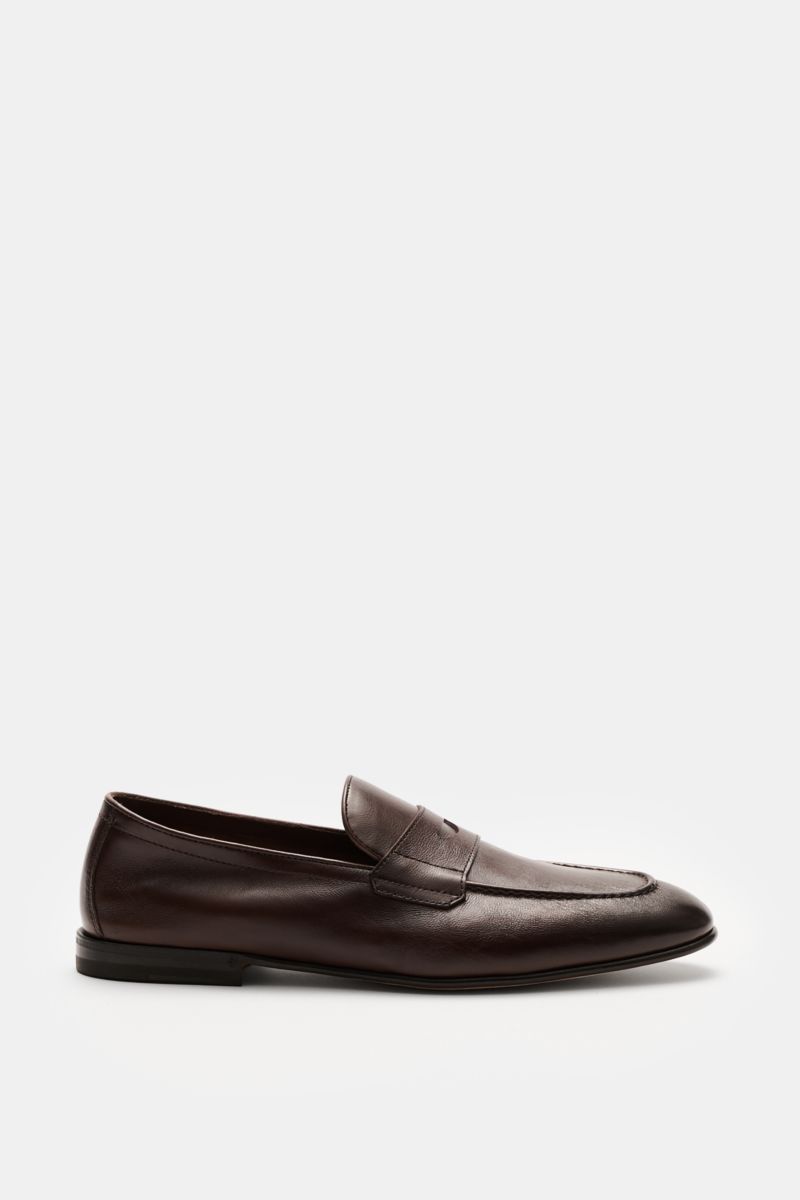Henderson Penny Loafer 'Moro' dunkelbraun shown from side view, classic loafer with finely grained leather, slim silhouette, typical penny-strap, decorative front cap stitching, Goodyear-welted, leather lining and sole, rubber-reinforced heel for exceptio