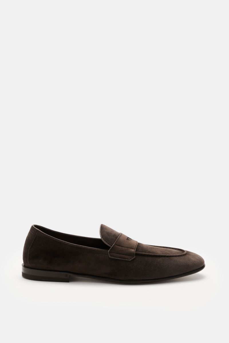 Henderson Penny Loafer 'T. Moro' dunkelbraun shown from a side view, made of soft velour leather, slim silhouette, typical penny-strap design, decorative stitching on the toe cap, Goodyear-welted construction, leather lining, leather sole with rubber-rein