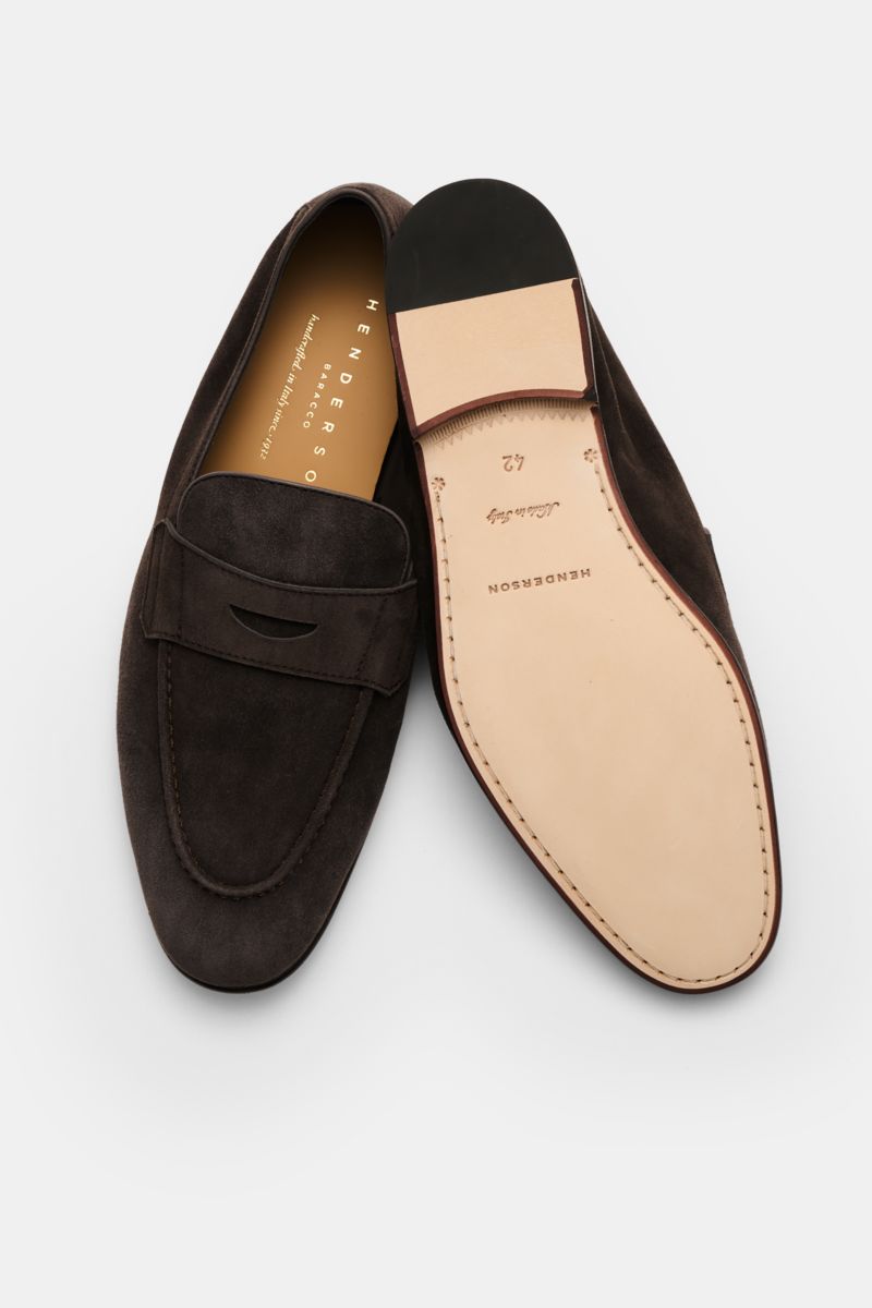 Henderson Penny Loafer 'T. Moro' dunkelbraun shown from top and sole view, made of smooth velour leather with penny strap, decorative stitching, leather lining, Goodyear-welted construction, leather outsole, and rubber-reinforced heel.